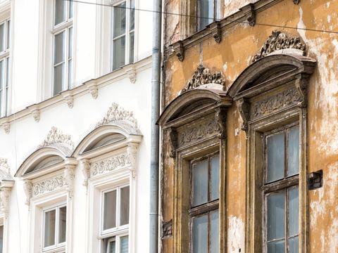 Sanierter und unsanierter Abschnitt der Fassade eines Wohnhauses