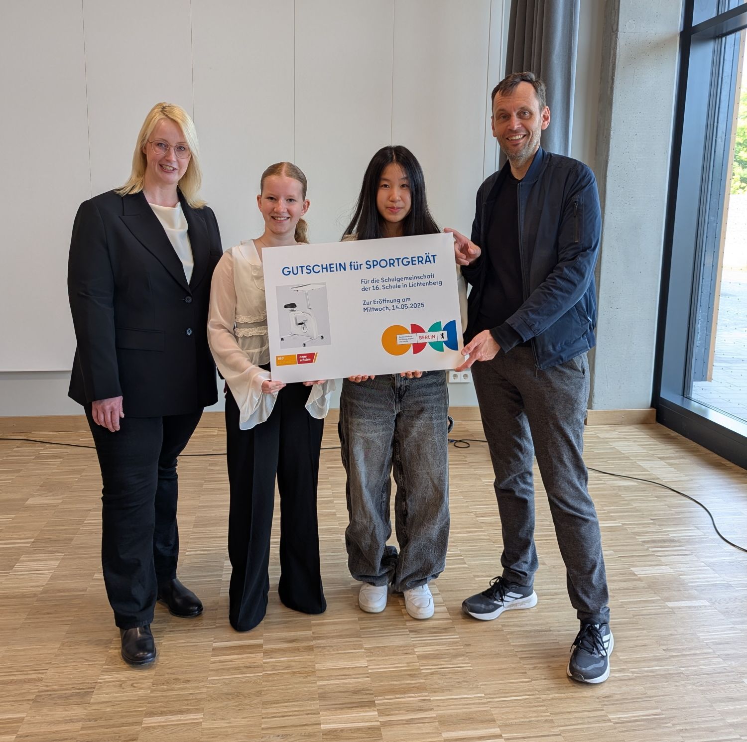 2025_Eröffnung_16_Schule_Lichtenberg_Gutscheinübergabe