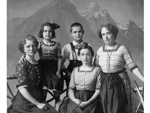 Rechts Helenes Mutter Lilly Benjamin, geborene Haas, daneben von rechts nach links Helene, Wolfgang und die jüngste Marie Therese. Die Frau links ist Tante Meta, eine Haushälterin