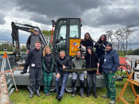 Bezirksbürgermeister Jörn Oltmann (4. von links) mit Mitarbeitenden des Bezirksamtes Tempelhof-Schöneberg
