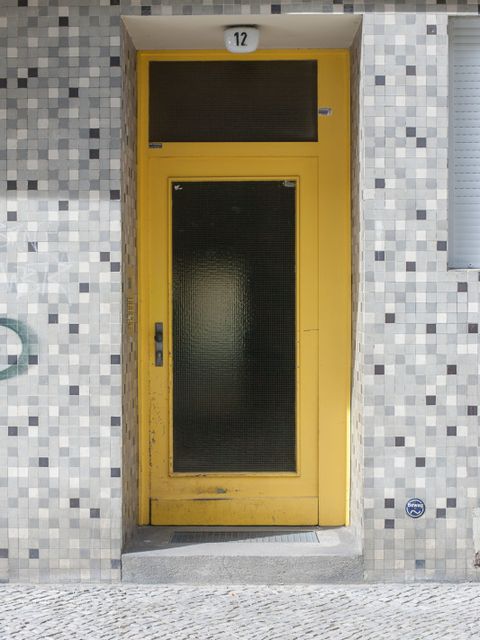 Hauseingang Sybelstr. 12, 20.4.13 (Bild: Stolpersteine-Initiative CW, Bukschat&Flegel)