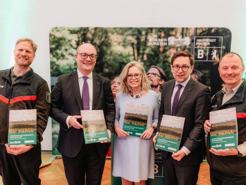v.r.n.l.: Gunnar Heyne (Direktor der Berliner Forsten), Staatssekretär Andreas Kraus, Senatorin Ute Bonde, Staatssekretär Arne Herz, Felix Weisbrich (Berliner Forsten) (Bild: Rainer Keuenhof)
