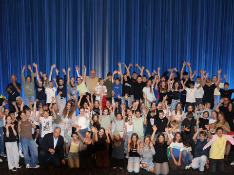 Nach der Ehrung durch Schulstadtrat Harald Muschner (CDU) freuten sich die Schülerlotsinnen und -lotsen auf einen gemeinsamen Kinofilm – ein wohlverdienter Dank für ihren Einsatz. (Bild: BA Reinickendorf)