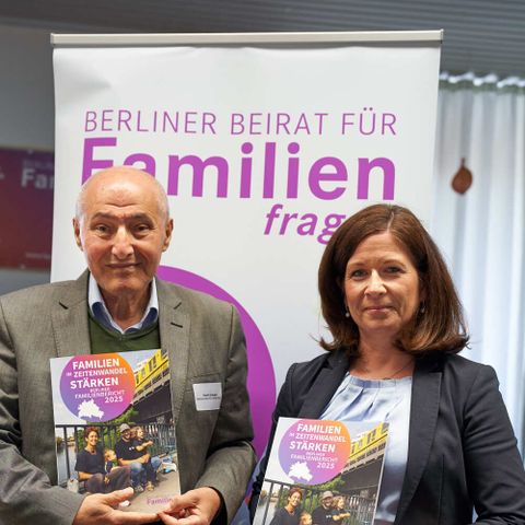 Kazım Erdoğan bei der Übergabe des Familienberichts 2025 an die Senatorin für Bildung, Jugend und Familie, Katharina Günther-Wünsch