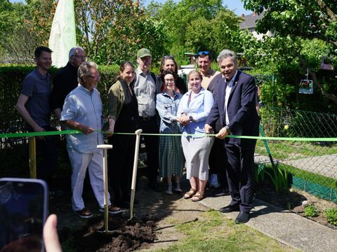 Bezirksbürgermeister Jörn Oltmann (Erster von rechts) und Bezirksstadträtin Dr. Saskia Ellenbeck (Vierte von links) bei der feierlichen Eröffnung des Gemeinschaftsgartens für Geflüchtete des Schöneberg hilft e.V.