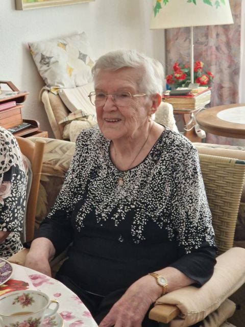 Anneliese Böttner in ihrem Wohnzimmer