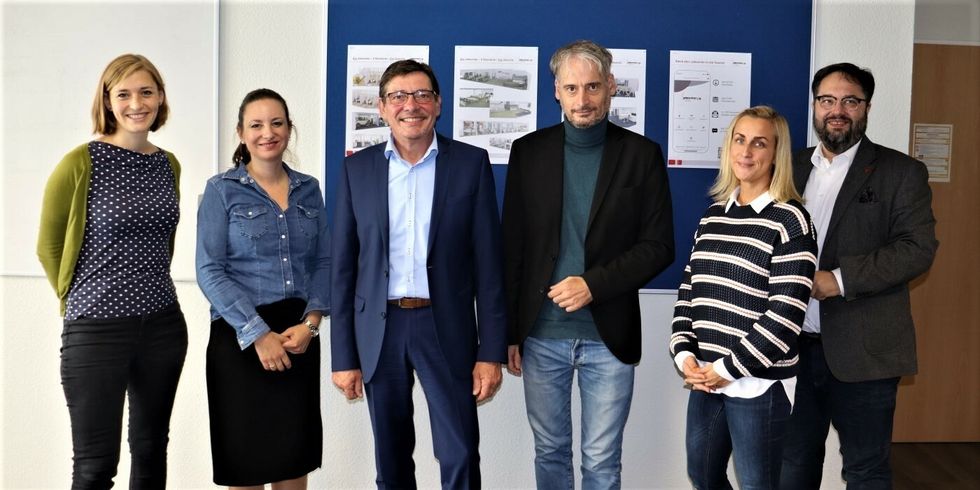 Auf dem Bild: Hanna Steinmüller (MdB, Bündnis 90/Die Grünen), Dr. Maren Jasper-Winter (MdA, FDP), Lutz Mania (Geschäftsführer Jobcenter Berlin Mitte), Christoph Wapler (MdA, Bündnis 90/Die Grünen), Daniela Fritz (BVV, CDU), Olaf Lemke (BVV, CDU)