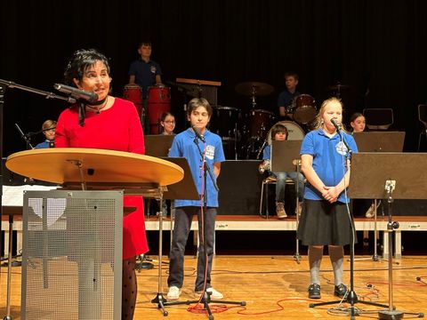 Bezirksbürgermeisterin Emine Demirbüken-Wegner eröffnete offfiziell die Musischen Tage 2024. (Bild: BA Rdf)