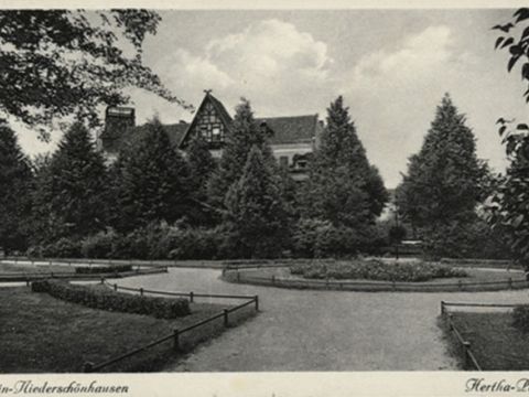 Der Anger mit Springbrunnen und Kirche zu Beginn der 1970er Jahre