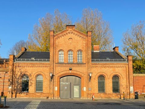 Pforte 1 vom Straßenland aus fotografiert