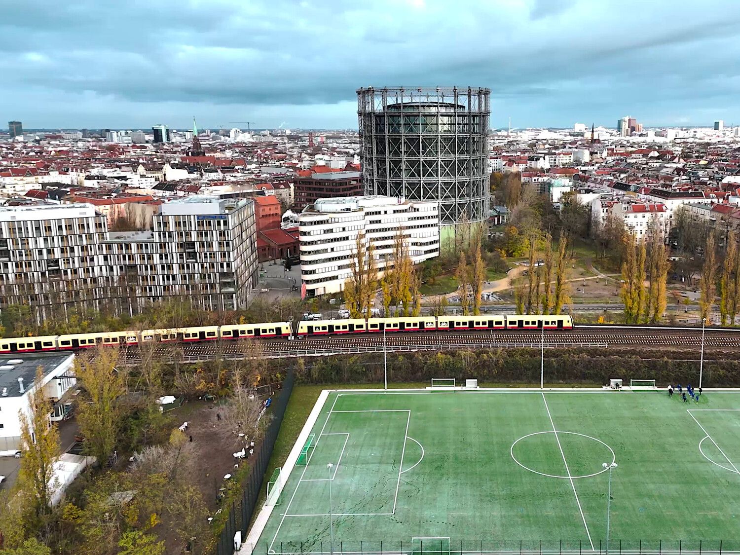 Luftbild mit Blick auf den Gasometer und den Sportplatz der ehem. Teske-Schule