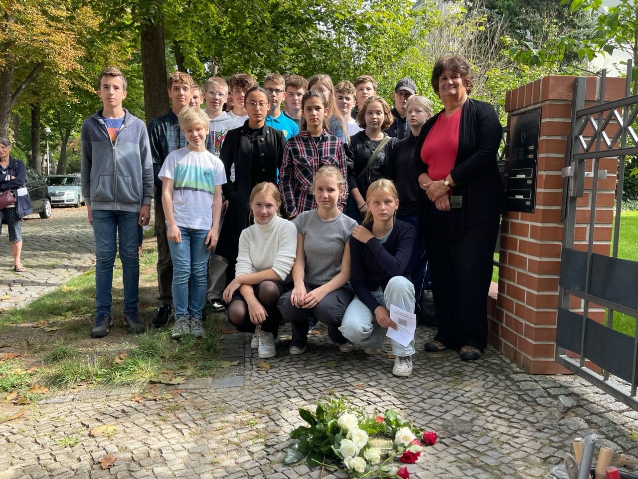 Klasse 9b des Werner-von-Siemens Gymnasiums mit Joan Hellmann, Urenkelin von Charlotte Kirchberger (ganz rechts)