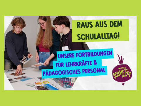 Drei junge Menschen stehen an einem Tisch und sehen sich ausgedruckte Fotos mit landwirtschaftlichem Bezug an