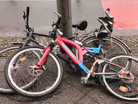 Defekte Fahrräder am Straßenrand