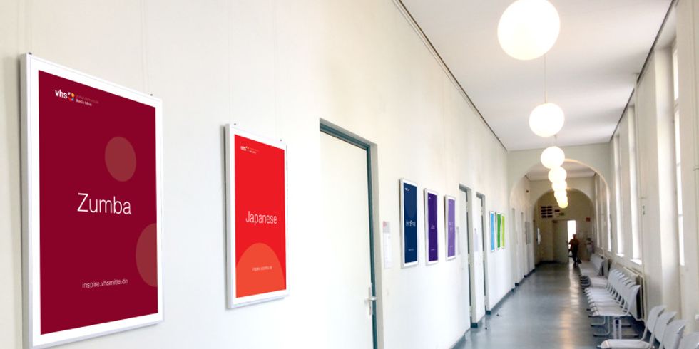 Plakate im Flur der Volkshochschule Berlin Mitte, Lehrstätte Antonstraße.