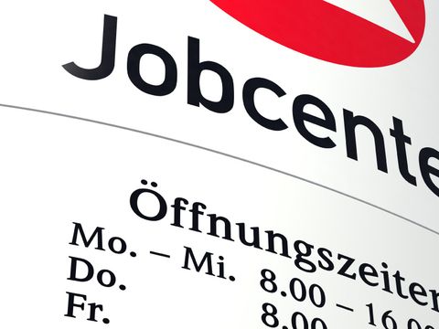 Schild „Jobcenter“ mit Öffnungszeiten