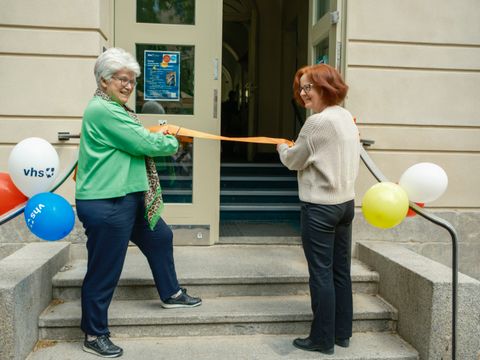 Bezirksbürgermeisterin Stefanie Remlinger und vhs-Hausleiterin Anja Müller eröffnen das Gebäude nach der Sanierung feierlich