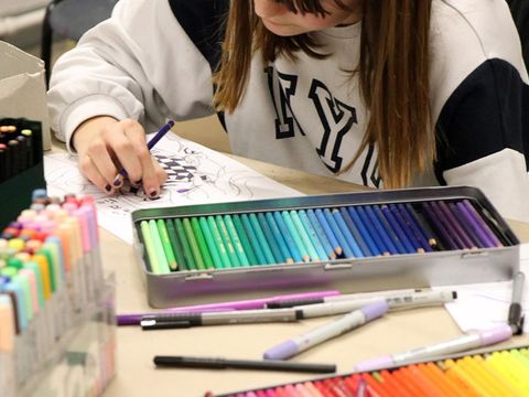 Zeichnen & Co.: Ein Kind zeichnet mit verschiedenen Stiften (Buntstifte, Filzstifte und Marker). (Bild: © Jugendkunstschule Pankow)