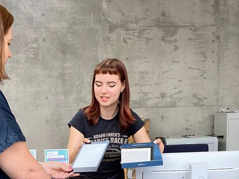 Fachangestellte für Medien- und Informationsdienste bei der Arbeit