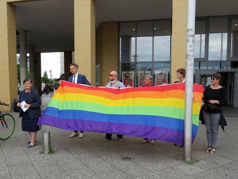 Hissen der Regenbogenfahne in Marzahn-Hellersdorf 2020 - Ausbreiten der Fahne