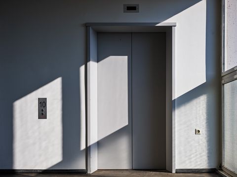 Fahrstuhl im 10.OG vor der Sanierung, September 2020
