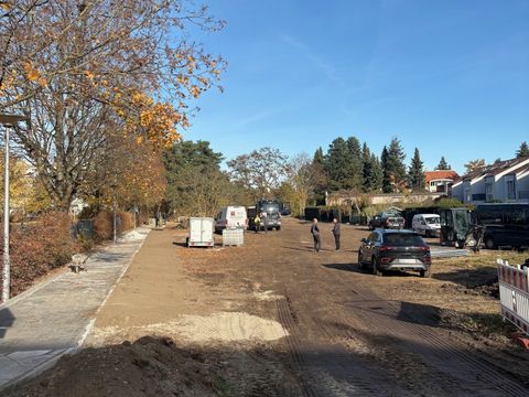 Baustelle Spielplatz Langes Becken mit fertigem Schulweg