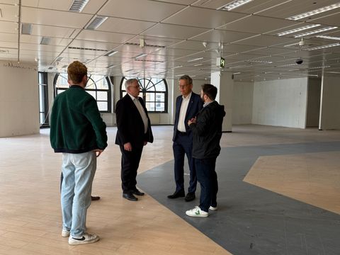 Robert Heinlein, Geschäftsführer VK Real Estate, Konzern Versicherungskammer, und Bezirksbürgermeister Jörn Oltmann bei der Besichtigung des Gebäudes. (Bild: Bezirksamt Tempelhof-Schöneberg)