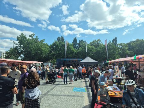 Der John-F.-Kennedy Platzes voller Menschen und Marktständen anlässlich der T-Rest-Veranstaltung