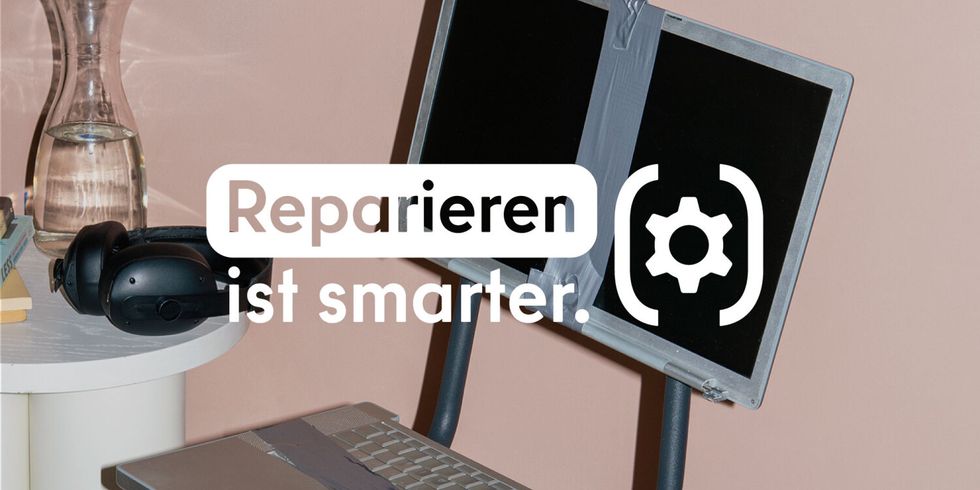 Kampagnenfoto mit defektem Laptop, darauf weißer Schriftzug "Reparieren ist smarter"