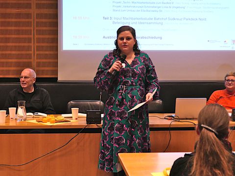 Bezirksstadträtin Eva Majewski eröffnet den Infoabend am 29.11.2023