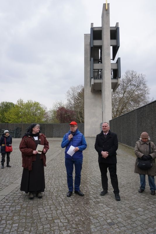 BzBm R. Naumann mit Schwester Benedikta auf dem Hof der kath. Gedenkkirche Maria Regina Martyrum 