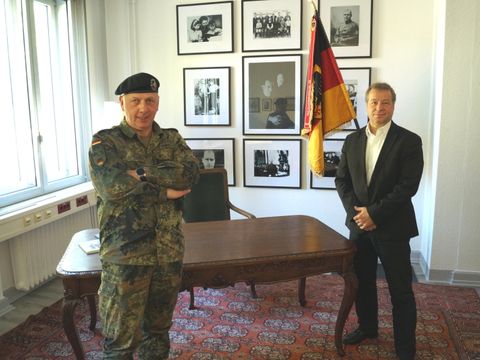 Brigadegeneral Andreas Henne (v.l.) empfing Reinickendorfs Bezirksbürgermeister Frank Balzer (CDU) (Bild: BA Reinickendorf)