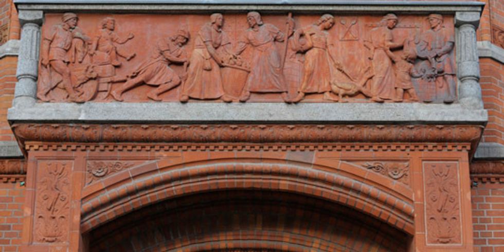Steinerne Chronik am Berliner Rathaus - Gang zum Markt - Gustav-Böß-Straße