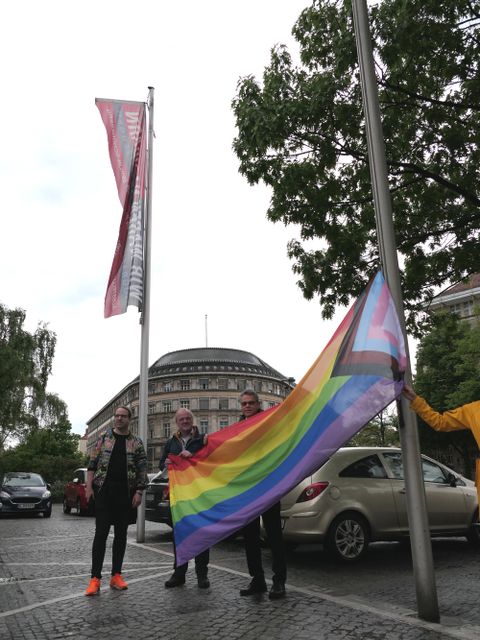 Von links nach rechts: Alexander Scheld (Lesben- und Schwulenverband Berlin-Brandenburg), Bastian Finke (MANEO) und Bezirksbürgermeister Jörn Oltmann beim Hissen der Progress Pride Flagge