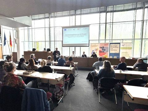 Die Teilnehmer*innen während der Diskussion im BVV-Saal des Dienstgebäudes in der Kreuzberger Yorckstraße