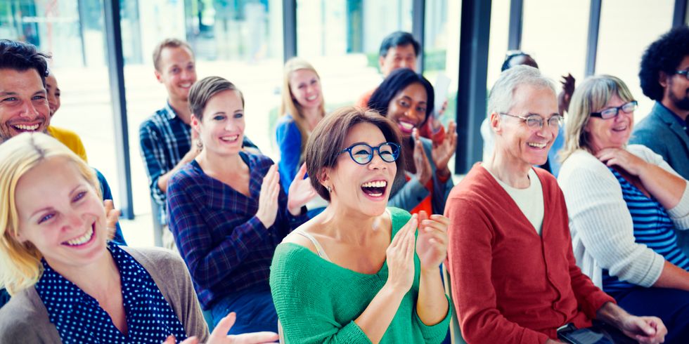 Gruppe von Menschen im Seminar