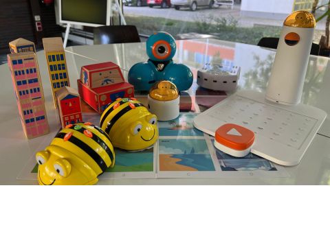 mehrere kleine Roboter stehen auf einem Tisch