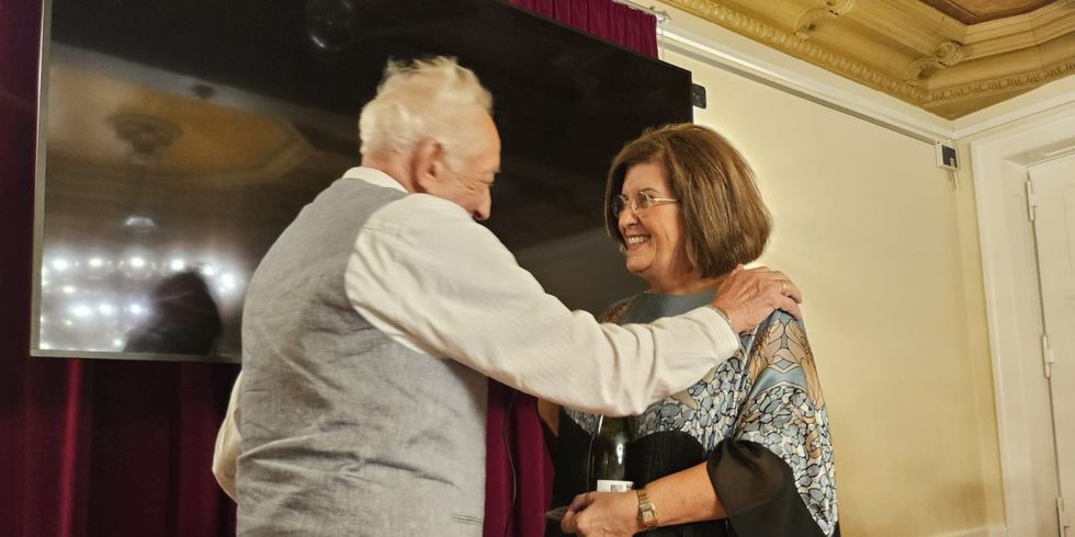 Bezirksverordnetenvorsteherin Judith Stückler gratuliert Komiker und Schauspieler Dieter Hallervorden zu seinem 90. Geburtstag