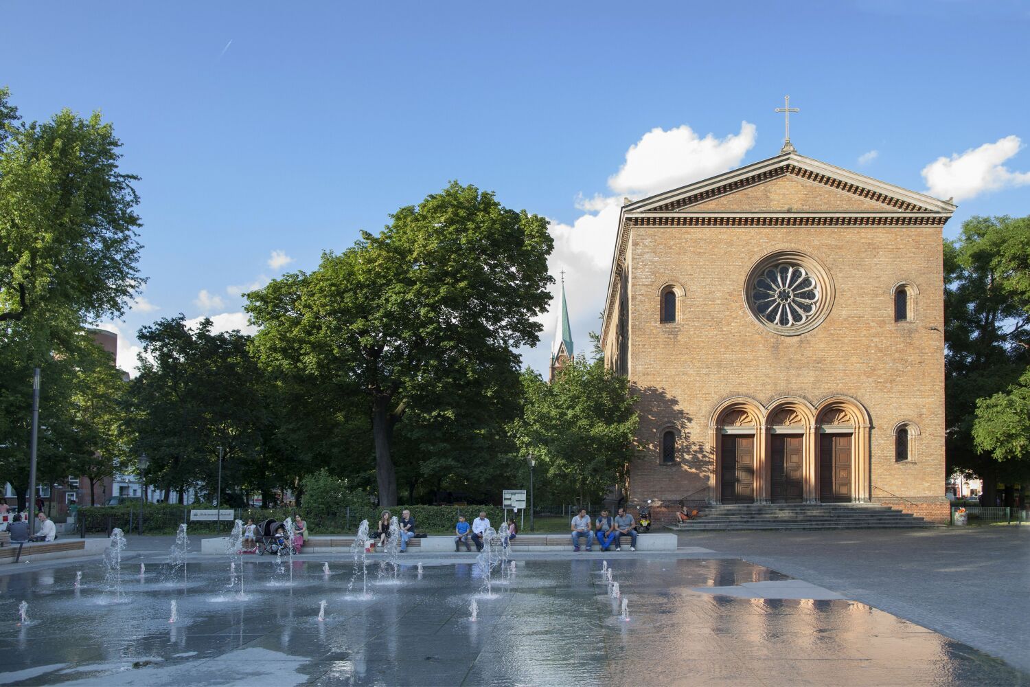 Leopoldplatz mit Blick auf die Nazarethkirche