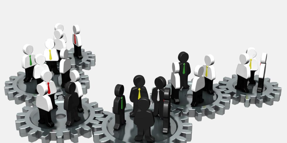 Figuren auf ineinander greifenden Zahnrädern