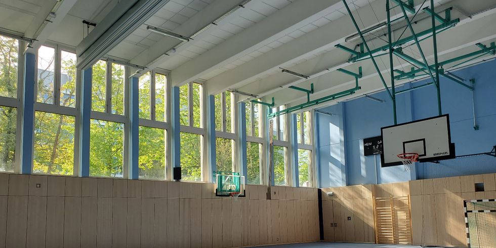 Turnhalle mit Basketball-Körben der Schule in der Karower Chausse