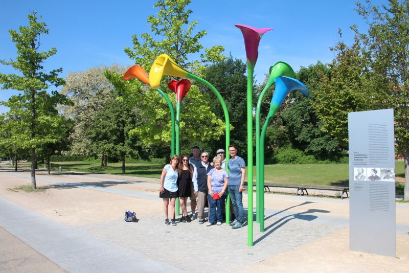 Linda Cohen, Sharni Burstin, Peter, Leon, Gaby, Andrew Cohen und Jörg Steinert vom LSVD 2018 vor dem Denkmal für die erste homosexuelle Emanzipationsbewegung in Berlin