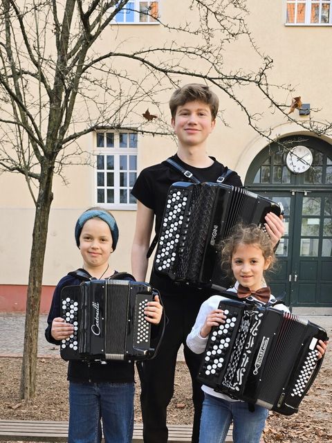 Lena, Gili und Bela vor ihrem Auftritt auf der Bühne der Musikschule Friedrichshain-Kreuzberg in der Zellestraße