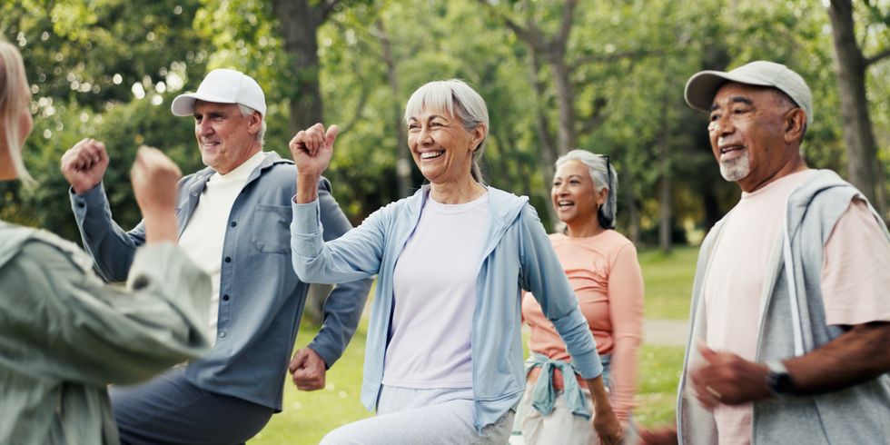 Seniorenfitnesskurs im Park