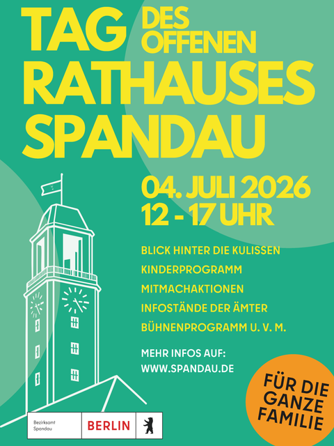 Plakat mit gelbem Text auf grünem Hintergrund zeigt den Tag des offenen Rathauses Spandau am 04. Juli 2026 von 12 bis 17 Uhr mit Programmhinweisen und stilisierter Zeichnung des Rathausturms