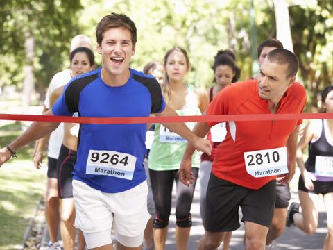 Gruppe von Menschen Läufern beim Zieleinlauf Marathon