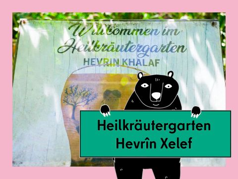 Vorschaubild für das Video Interkultureller Gemeinschaftsgärten: der Heilkräutergarten „Hevrîn Xelef” in Neukölln. Abgebildet ist ein Willkommensschild im Garten.