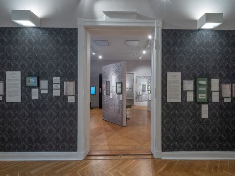 Ausstellungsansicht „Zwischen Wellness und Wahnsinn. Dr. Levinsteins Maison de Santé“ (Bild: Andreas Meichsner)