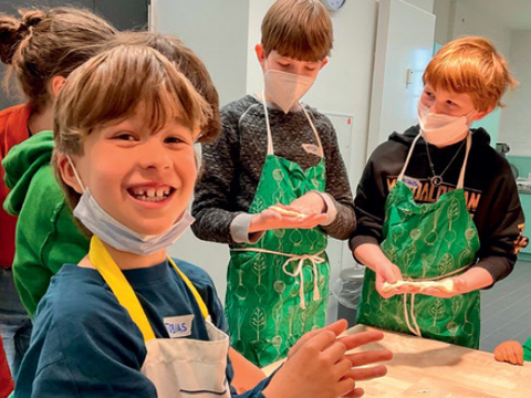 Kinder beim Kochworkshop