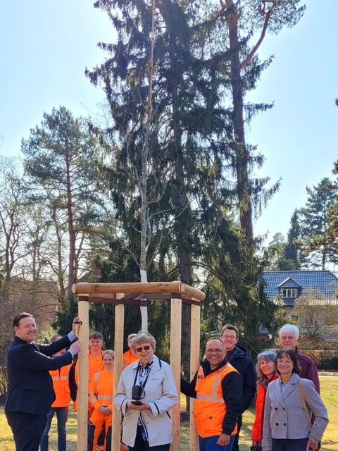 Bezirksstadtrat Sebastian Pieper mit Vertretern des Bürgervereins Frohnau und den Mitarbeitern des Straßen- und Grünflächenamtes (Bild: Bürgerverein Frohnau)